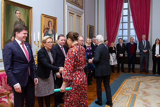 Kungen och Kronprinsessan hälsar på nämndens ledamöter. Foto: Henrik Garlöv/Kungl. Hovstaterna
