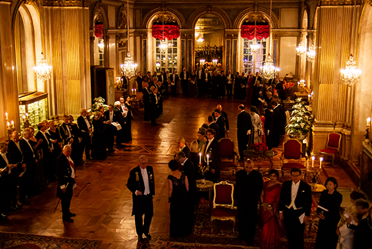 Gästerna samlas i Vita Havet på Kungliga slottet. 