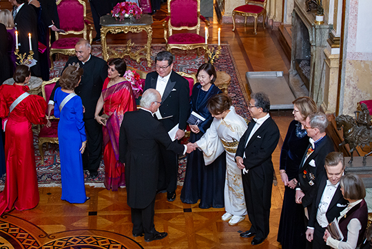 Kungafamiljen hälsar på gästerna. 