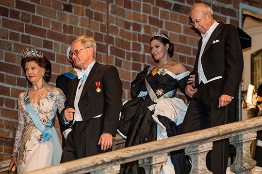 Drottningen tillsammans med Carl-Henrik Heldin, Nobelstiftelsens styrelseordförande och Kronprinsessan med James Peebles, Nobelpristagare i fysik. 