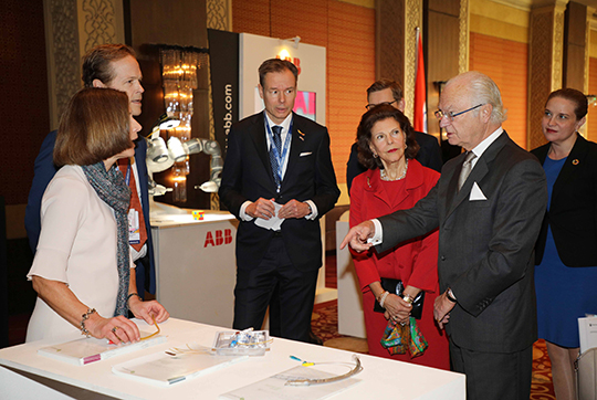 Kungaparet besöker utställningen av svenska företag i anslutning till India Sweden Business Summit. 