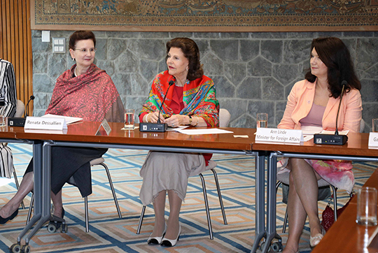 Drottningen tillsammans med statsrådet Ann Linde vid samtalet om trafficking i Indien. 