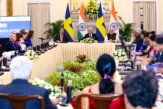 Kungaparet, statsrådet Ibrahim Baylan och Indiens premiärminister vid mötet om innovation. 