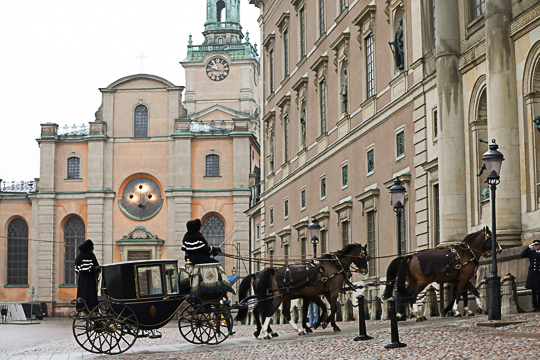 Ekipagen på väg in i Kungliga slottets södra valv.