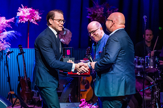 Prins Daniel delar ut priset Årets arbetsgivare till Grönsakshallen Sorundas vd Christer Läckgren.