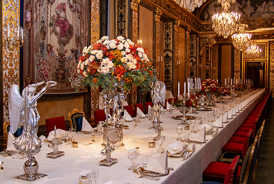 Bordet smyckat med krysantemum, eklöv, bär och blommande eukalyptus. 