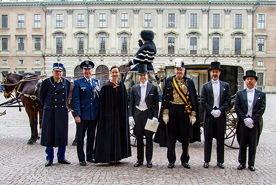 Förenta staternas ambassadör anlände till Kungliga slottet tillsammans med sina ambassadtjänstemän samt UD:s introduktör ambassadör Bengt Lundborg. 