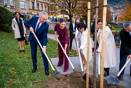 Trädplanteringen markerade starten en ny miljöstrategi med stöd från Sverige. 