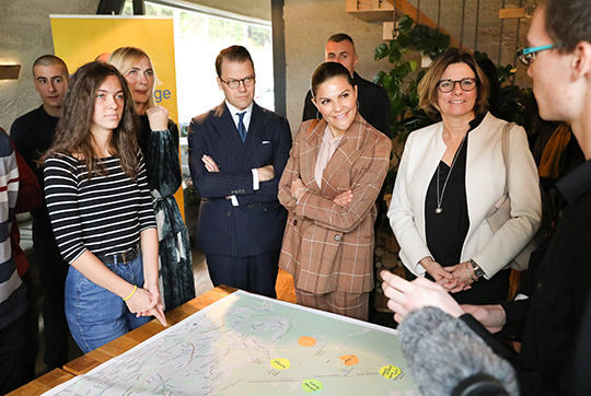 Kronprinsessparet och Isabella Lövin samtalar med ungdomar om miljöfrågor. Foto: 