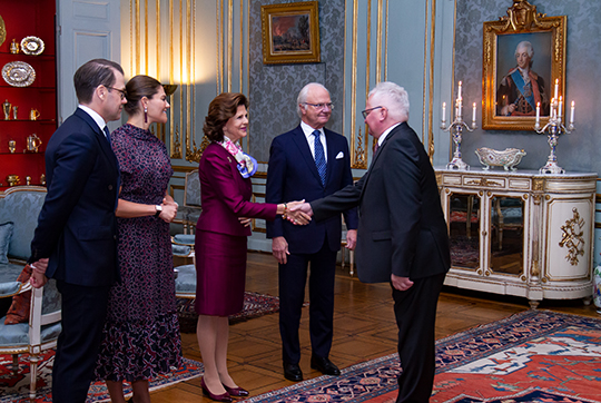 Kungaparet och Kronprinsessparet välkomnar Litauens ambassadör Giedrius Cekuolis till Kungliga slottet. 