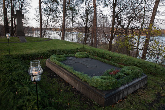 Korset bakom arvprins Gustaf Adolf och prinsessan Sibyllas grav formgavs av arkitekten Ferdinand Boberg. 