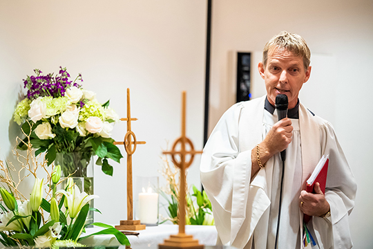 Gudstjänsten leddes av kyrkoherde Olof Olsson och kyrkans kör och barnkör framförde musik.