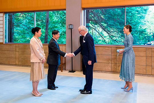 Kungen och Kronprinsessan tas emot av Japans kejsarpar.
