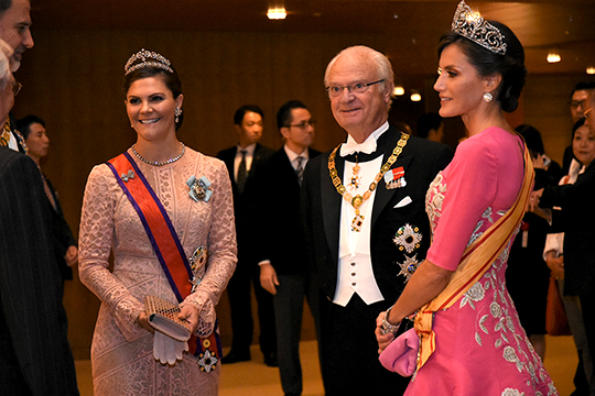 Kungen och Kronprinsessan i samspråk med Kungen och Drottningen av Spanien i Shunju-no-Ma-salen inför kvällens hovbankett.