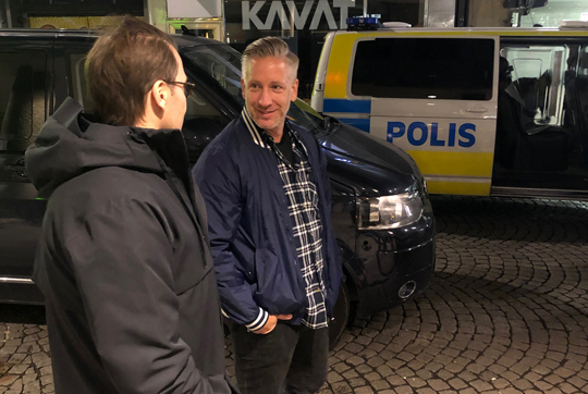 Prins Daniel och Peter Lind, tf. chef för yttre ungdomsgruppen Norrmalm på Stockholmspolisen.