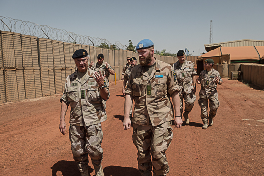 Kungen med det svenska FN-förbandet Mali 10 som är baserade i Camp Nobel utanför Timbuktu.