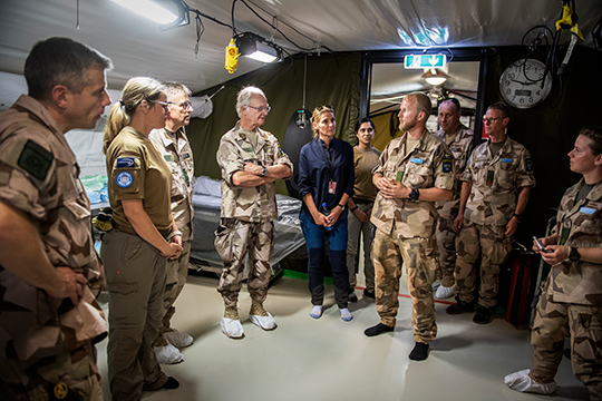 Kungen besöker sjukhuset på Camp Nobel. 