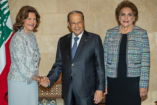 Drottningen tas emot av Libanons presidentpar Michel Aoun och Nadia Aoun. 