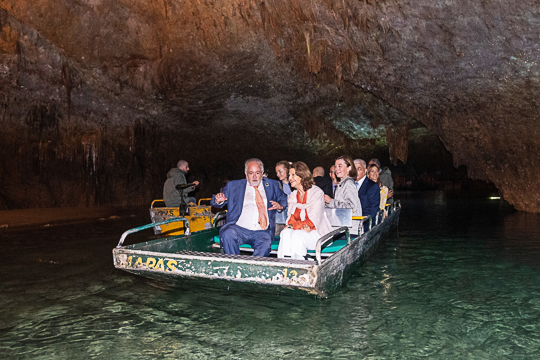 Libanons turistminister Avedia Guidanian ger Drottningen i guidad tur i Jeita-grottorna. 