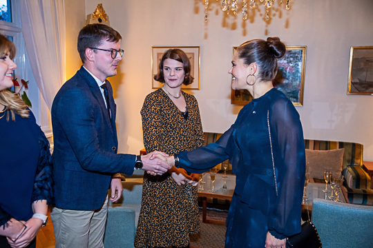 På kvällen träffade Kronprinsessan unga och inflytelserika ungdomar i åldern 22-35 år vid en middag på svenska residenset.
