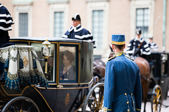 Ambassadörerna anländer till Kungliga slottets inre borggård. 