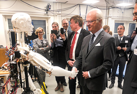 Kungen i Luleå tekniska universitets robotiklaboratorium.