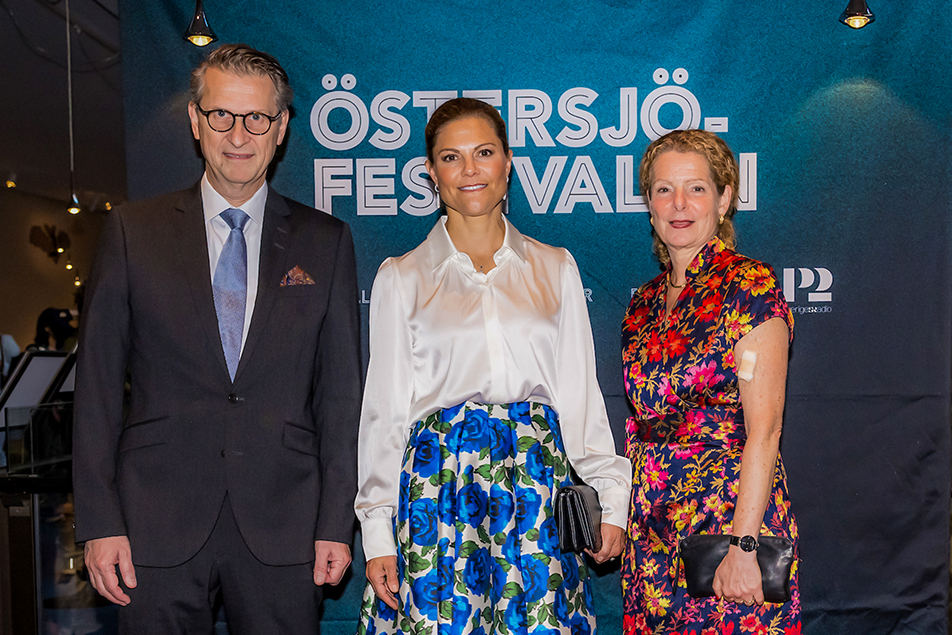 Kronprinsessan tillsammans med konserthuschef Staffan Becker och Sveriges Radios vd Cilla Benkö vid ankomsten till Berwaldhallen.