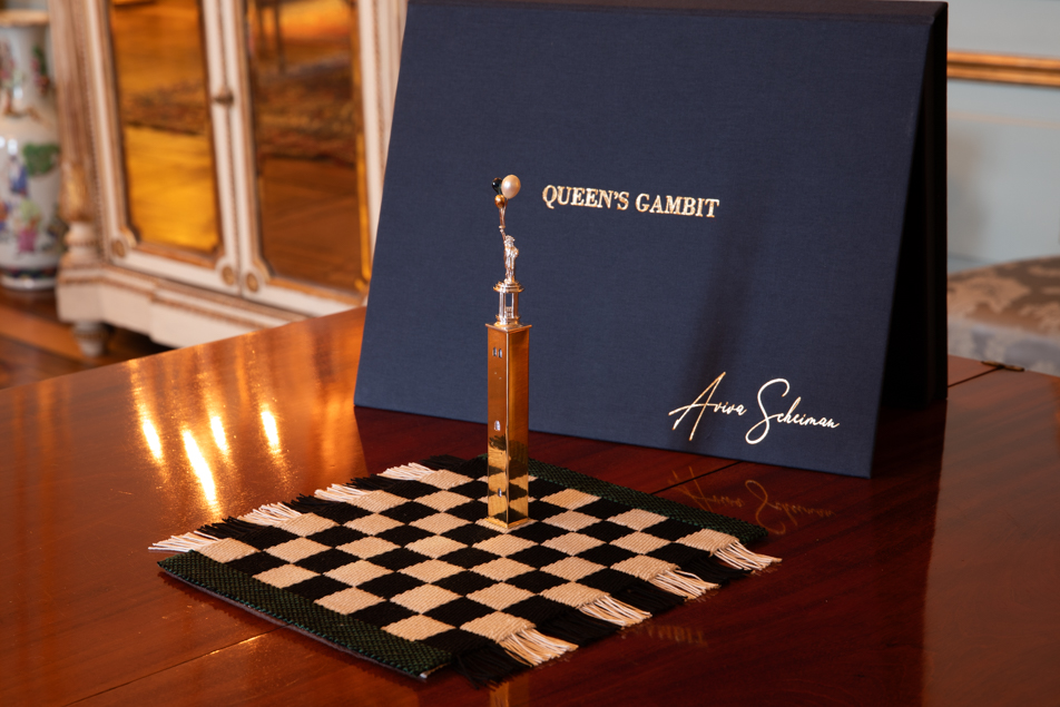 Den officiella gåvan från riksdag och regering var ett bordssmycke med en silverpjäs, en unik version av konstnären Aviva Scheimans verk "Queen's gambit". Den tillhörande schackväven är skapad av konstnären Åsa Pärson.