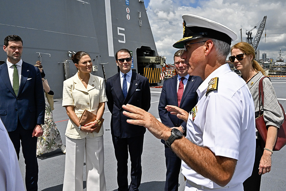 Rear Admiral Christopher Smith berättar för Kronprinsessparet om flottbasen HMAS Kuttabul.