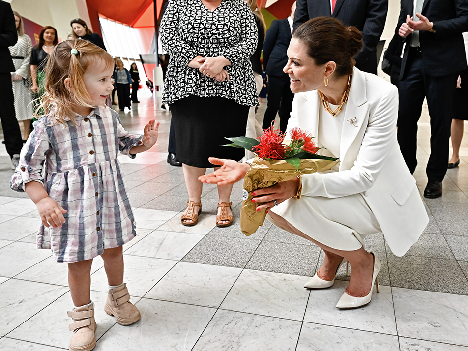 Kronprinsessan välkomnas till National Museum of Australia.