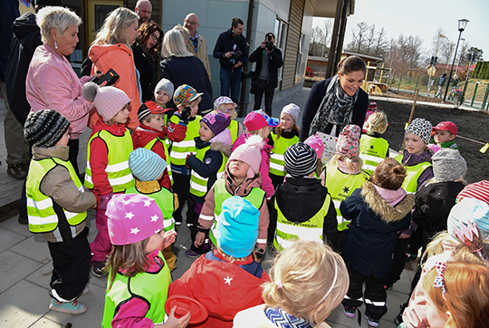 Kronprinsessan träffar barn och personal vid Hulta förskola.