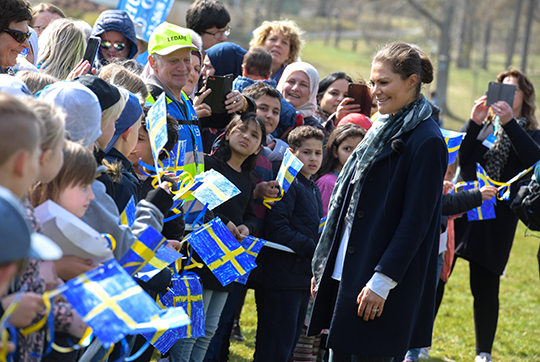 Kronprinsessan möter barn längs vandringen i Ronneby. 
