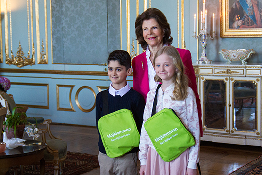 Drottningen tillsammans med Yossef och Alice från Barkarby skola i Prinsessan Sibyllas våning, Kungliga slottet. 