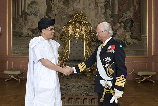 Kungen tar emot Mauretaniens ambassadör Abdellahi Bah Nagi Kebd. 