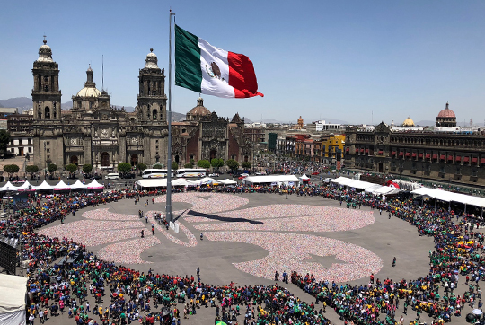 På Mexico Citys stora torg Zócalo, byggde scouterna världens största Fleur-de-lis (den internationella scoutrörelsens symbol) av insamlade tomburkar. 