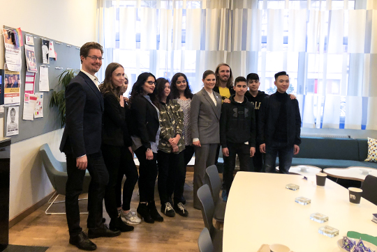 Kronprinsessan tillsammans med elever, mentorer och läxhjälpare på Möllevångsskolan som berättat om sina erfarenheter från att ingå i Drivkraft. 