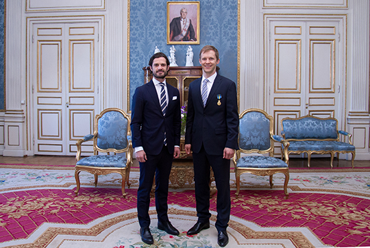 Prins Carl Philip tillsammans med Mattias Ekström vid medaljceremonin i Prins Bertils våning, Kungl. Slottet. 