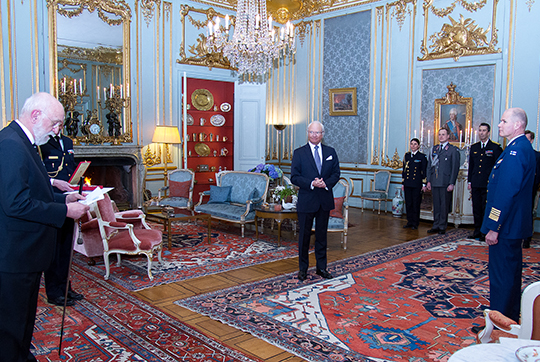 Vice ordenskanslern läser upp motiveringen för ordensförläningen i Prinsessan Sibyllas våning, Kungliga slottet. 
