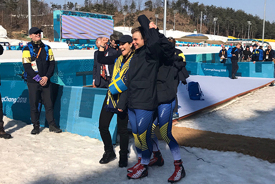Kronprinsessan tillsammans med Zebastian Modin, silvermedaljör i sprint vid Paralympiska vinterspelen. 