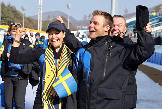 Kronprinsessan tillsammans med Zebastian Modin, silvermedaljör i sprint vid Paralympiska vinterspelen. 