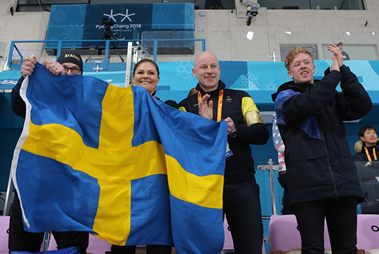 Kronprinsessan tillsammans med Niclas Grön, sportchef Svenska Parasportförbundet, samt Elias Håkansson, innehållsproducent Svenska Parasportförbundet. 