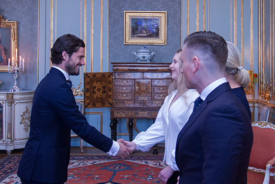 Prins Carl Philip välkomnar stipendiaterna till ceremonin i Prinsessan Sibyllas våning.