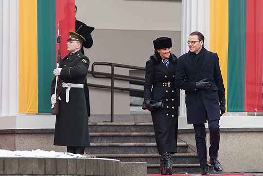 Litauen firar hundra år sedan återupprättandet av landets oberoende 1918. Kronprinsessparet närvarade under fredagen vid de officiella ceremonierna i Vilnius.