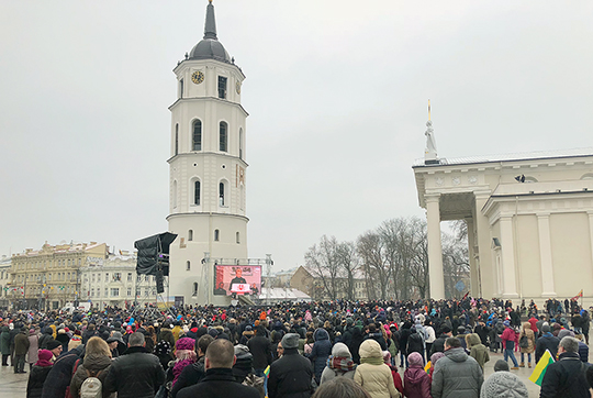 Ceremonierna tv-sändes och visades även ute på torg och gator i Vilnius.