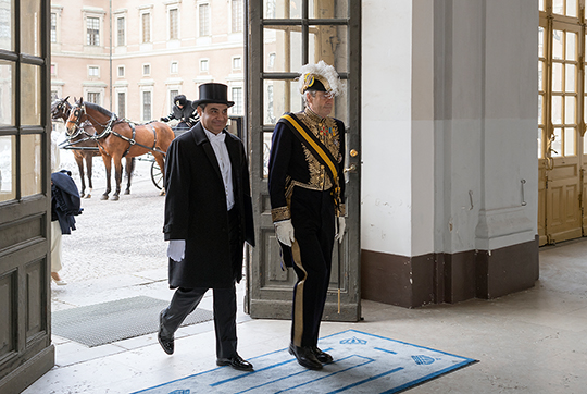 Egyptens ambassadör Alaa Hegazy anländer till Kungl. Slottet tillsammans med UD:s introduktör Bengt Lundborg, 