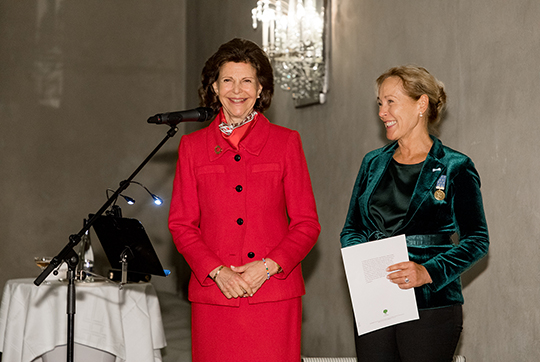 Drottningen och Wilhelmina Hoffman, vd Svenskt Demenscentrum samt verksamhetschef vid Silviahemmet. 