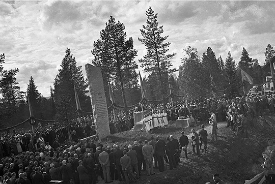 Den 6 augusti 1937 invigdes Inlandsbanan med en stor ceremoni i byn Kåbdalis. Då var hela banan klar och på plats fanns bland andra kronprins Gustav Adolf. 