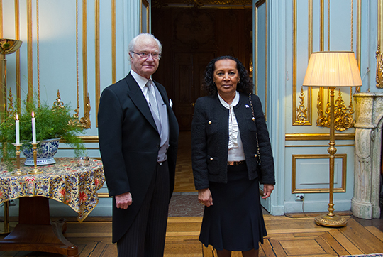 Kungen tillsammans med Mocambiques ambassadör Frances Victoria Rodrigues. 
