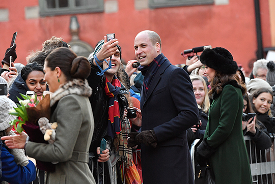 Många hade samlats på Stortorget i Gamla stan för att få tillfälle att träffa Hertigparet och Kronprinsessparet. 