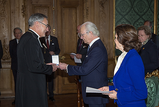 Biskop emeritus Esbjörn Hagberg tar emot H.M. Konungens medalj, för betydande insatser inom svenskt kyrkoväsende. 